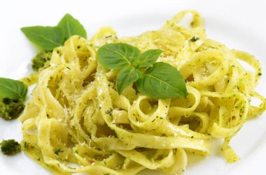 pesto sos fesleğen ve rendelenmiş parmesan makarna tagliatelle