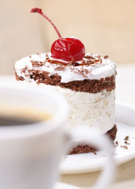 ev yapımı krem kiraz kek ve kahve fincanı