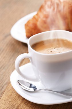 sabah cappuccino kahve ile kruvasan ahşap tablo