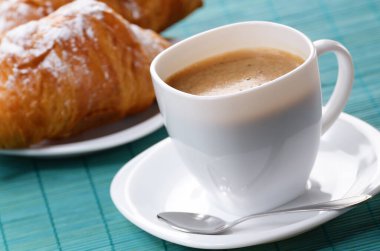 sabah cappuccino kahve ile kruvasan ahşap tablo