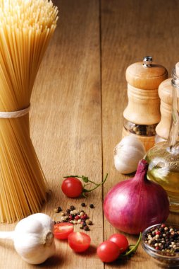 çiğ sebze zeytinyağı makarna ve baharatlar