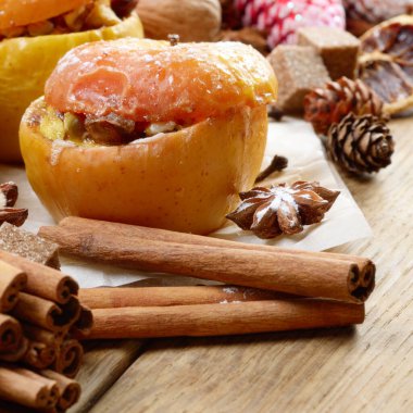 ev yapımı fırında pişmiş elma, baharat, Kuruyemiş, eksilerini ve dekorasyon ahşap masa üstünde Noel arka plan