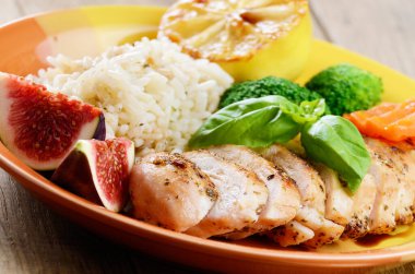 kızarmış tavuk göğsü ile pirinç, sebze ve incir ahşap tablo