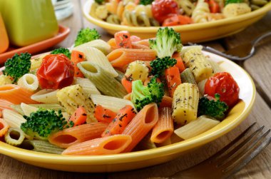 brokoli, havuç, Mısır ve mutfak masasının üzerinde domates makarna penne