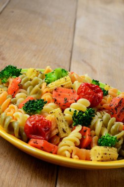 brokoli, havuç, Mısır ve domates ahşap tablo ile makarna düdük salata