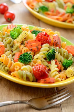 brokoli, havuç, Mısır ve mutfak masasının üzerinde domates makarna düdük salata