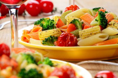 brokoli, havuç, Mısır, makarna penne salata servis ile kırmızı şarap