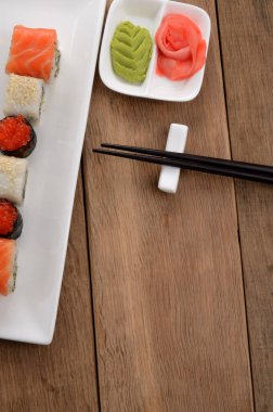 karışık sushi wasabi ve zencefil ile beyaz tabakta ayarla