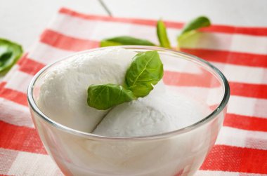 Mozzarella peyniri Fesleğenli cam kapta bırakır