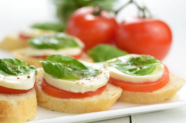 Caprese bruschettas tost Mozzarella peyniri domates ve fesleğen