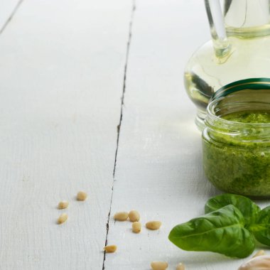 pesto soslu beyaz mutfak masasında Cam Kavanoz