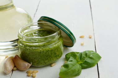 pesto soslu beyaz mutfak masasında Cam Kavanoz