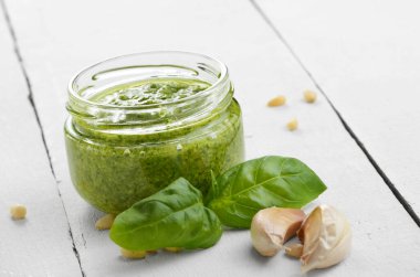 pesto soslu beyaz mutfak masa portre üzerinde Cam Kavanoz