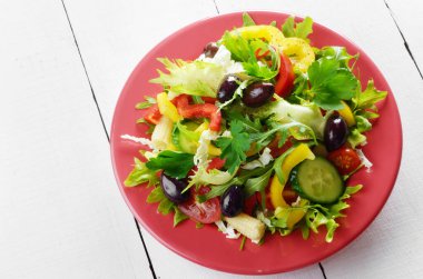 Beyaz masadaki sağlıklı sebze taze organik salata