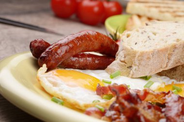 Pastırma sosis ve Yeşiller ile kızarmış yumurta