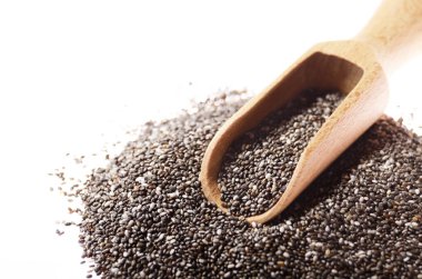 Beyaz arka plan üzerinde ahşap kepçe içinde ham Chia tohum