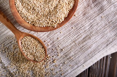 Tahta kaşık ve mutfak masa portre ıslak zeminde ham organik superfood gluten ücretsiz quinoa tohumları