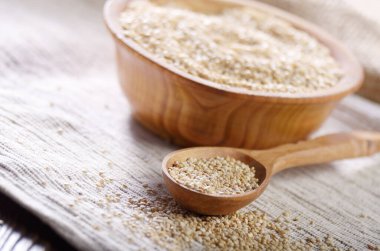 Tahta kaşık ve mutfak masa portre ıslak zeminde ham organik superfood gluten ücretsiz quinoa tohumları