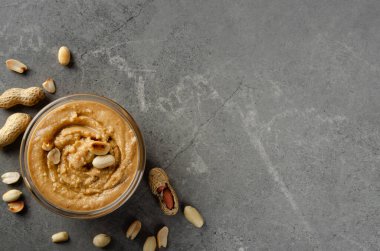 Taş masada fıstık ezmeli cam kâseye düz bir bakış vardı. Sağlıklı yeme kavramı