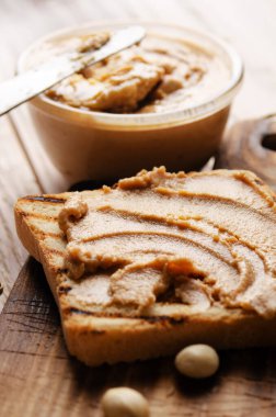 Düşük açılı fıstık ezmeli sandviç ve kızarmış ekmek. Sağlıklı yeme kavramı