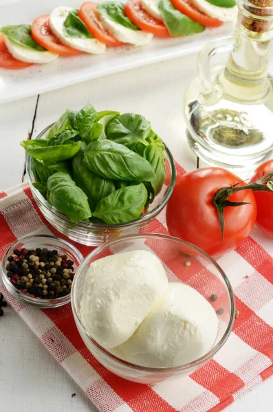 Ingredientes Caprese Clássicos Tomates Queijo Mussarela Manjericão — Fotografia de Stock