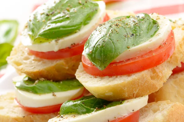 Sándwiches Caprese Tomate Mozzarella Albahaca Cerca — Foto de Stock