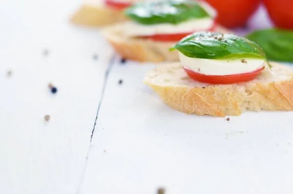 Sandwiches Bruschetta Caprese Tomate Mozzarella Albahaca — Foto de Stock