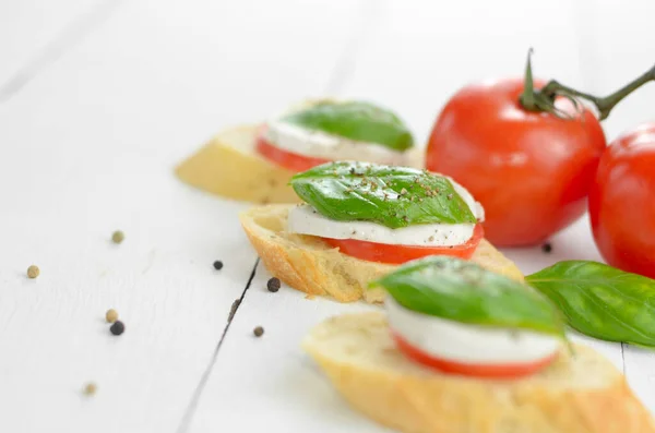 Sándwiches Caprese Tomate Mozzarella Albahaca — Foto de Stock