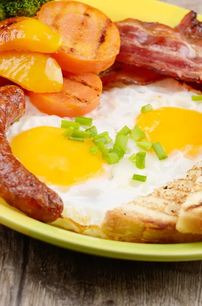 Fried Eggs Bacon Sausages Greens — Stock Photo, Image
