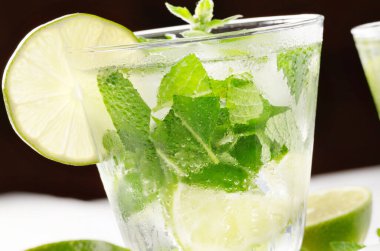 Soğuk limon mojito beyaz masada