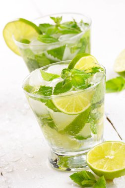 Soğuk limon mojito beyaz masada