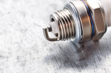 Metal arka plan üzerinde içten yanmalı motor için yeni buji Closeup fotoğraf. Metin için alan
