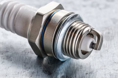 Metal arka plan üzerinde içten yanmalı motor için yeni buji Closeup fotoğraf. Metin için alan