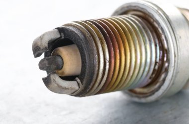 İçi yanmalı motor için eski kullanılan buji Closeup fotoğraf. Metin için alan
