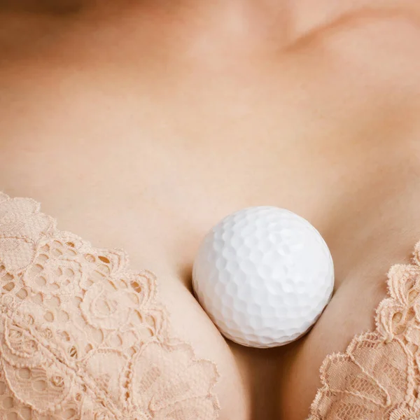 Golf Topu Kadının Göğüslerinin Arasına Sıkışmış — Stok fotoğraf