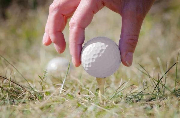 Weißer Golfball Wird Auf Dem Abschlag Aufgestellt — Stockfoto