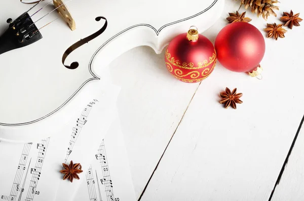 Yakın Görünümü Bir Keman Nota Noel Dekorasyonu Topları Beyaz Ahşap — Stok fotoğraf