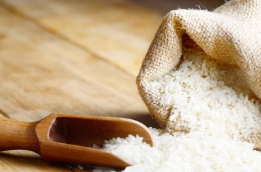 Çuvala boşluk ile organik pirinç taneleri