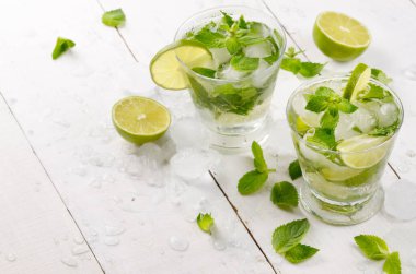 Soğuk limon mojito beyaz masada