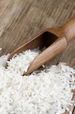 Tahta masada organik pirinç taneleri