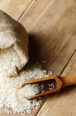 Çuvala boşluk ile organik pirinç taneleri