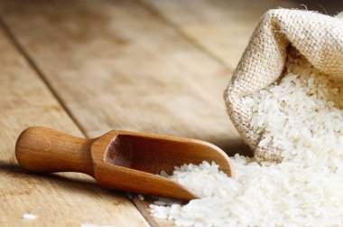 Çuvala boşluk ile organik pirinç taneleri