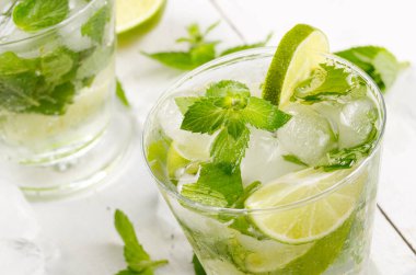 Soğuk limon mojito beyaz masada