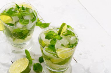 Soğuk limon mojito beyaz masada