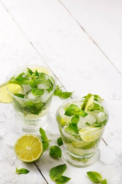 Soğuk limon mojito beyaz masada