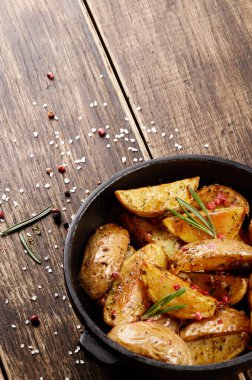 Pan kızarmış patates fırın kağıt rustik üzerinde hizmet veren