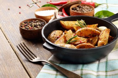 Pan kızarmış patates fırın kağıt rustik üzerinde hizmet veren