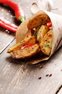 Otlar ve kağıt tuz ile haşlanmış ve fırında patates