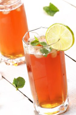 Limon ve nane meyve bira buz beyaz tablo ile