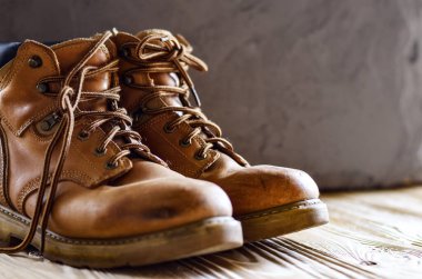 Sarı deri kullanılan iş beton arka plan portre üzerinde botlar. Metin için yer